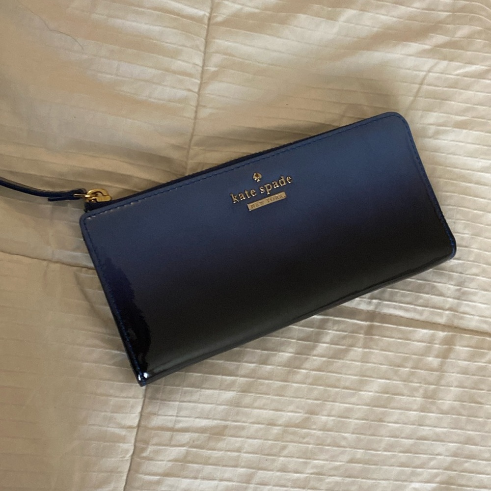 Pre-loved Kate Spade continental wallet! Super spacious, selling to new home.